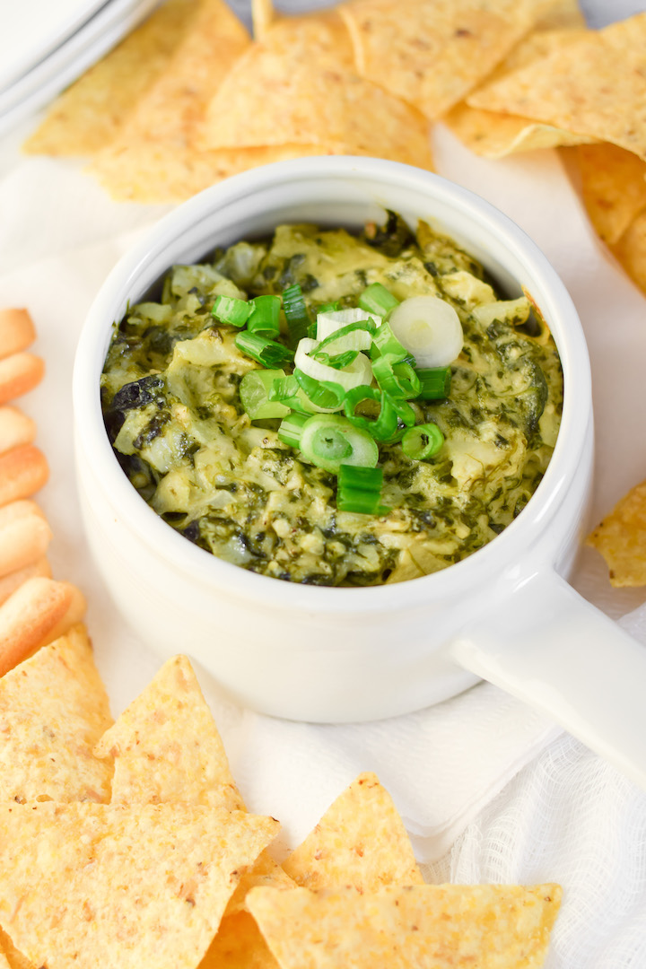 This dairy-free spinach and artichoke dip is warm and creamy with all the flavours of your favourite appetizer. This recipe is gluten-free and dairy-free with an easy vegan option.