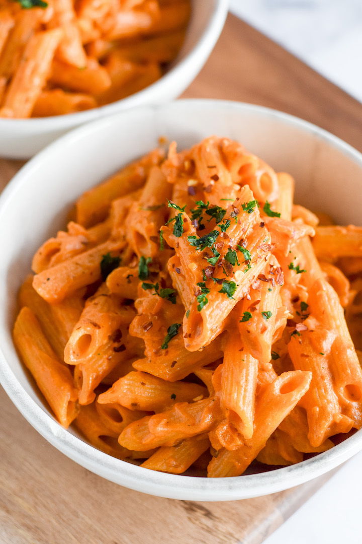 This vegan spicy vodka pasta sauce is a healthy version of the classic Italian dish, penne alla vodka. This recipe is creamy and cozy, not to mention dairy-free and gluten-free.