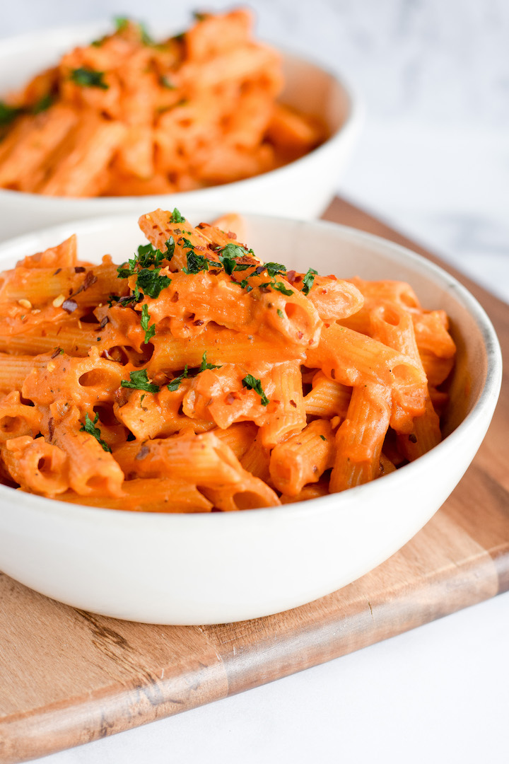 This vegan spicy vodka pasta sauce is a healthy version of the classic Italian dish, penne alla vodka. This recipe is creamy and cozy, not to mention dairy-free and gluten-free.