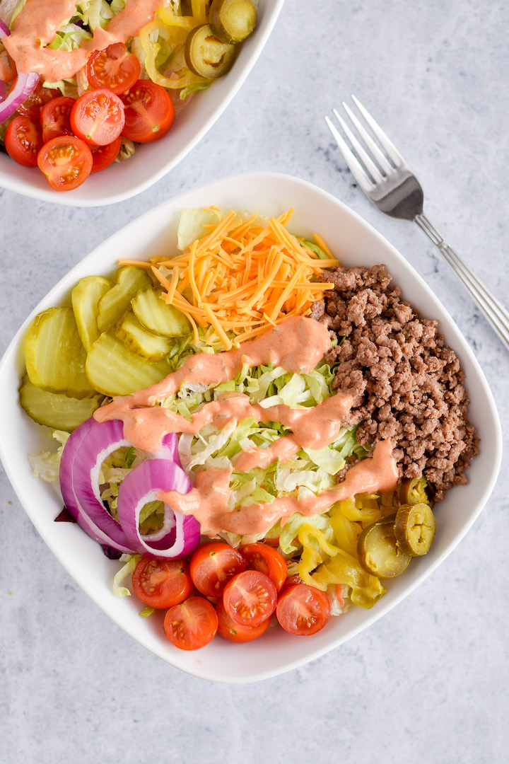 These healthy burger bowls combine all the flavours of a classic burger in a low carb, easy to prepare bowl. They are gluten free, dairy free, and easily customizable for everyone to enjoy!